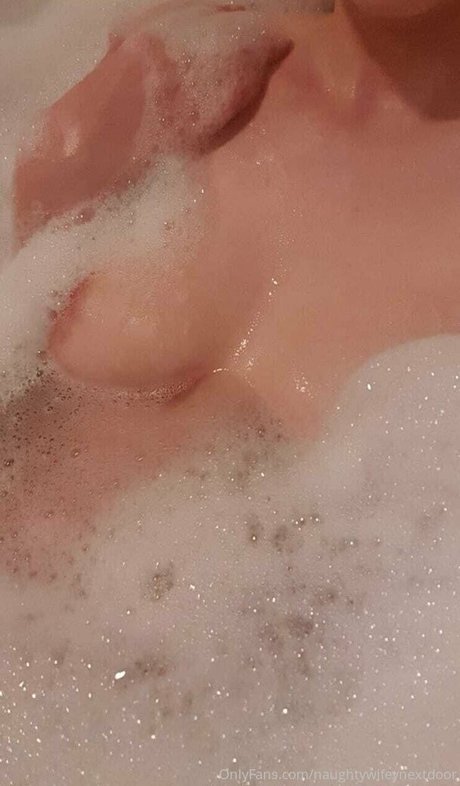 naughtywifeynextdoor sexy model img