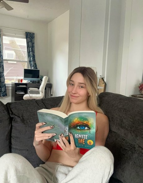 books withari model nudes images