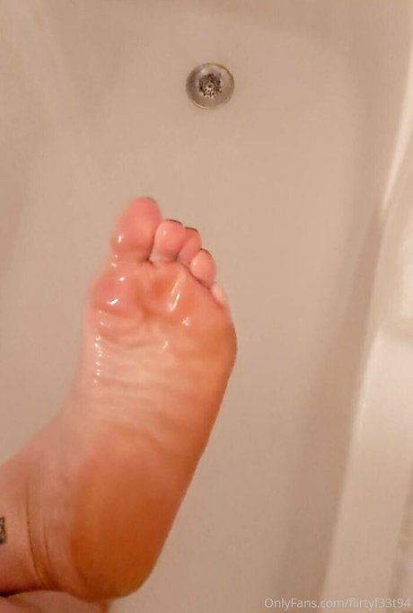 flirtyf33t94 porn model photo