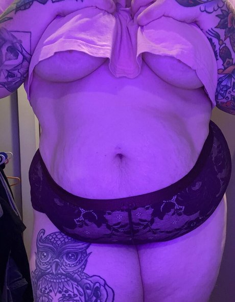 thicc n spooky model hd picture