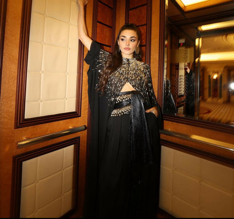 Hande Ercel pretty actress pics