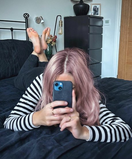 Graceful Feet pornstar erotic pic