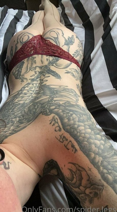 spider legs naked model pic