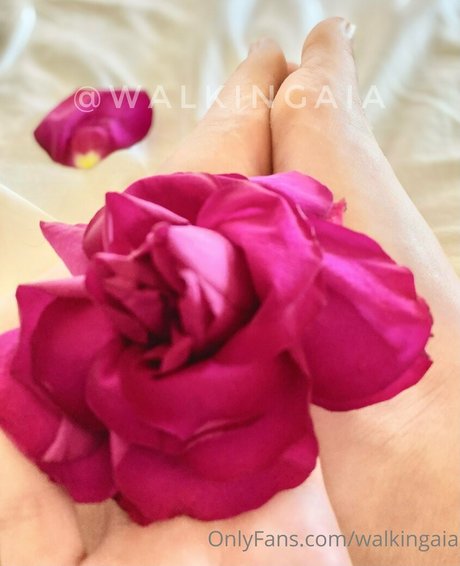 walkingaia star naked photos