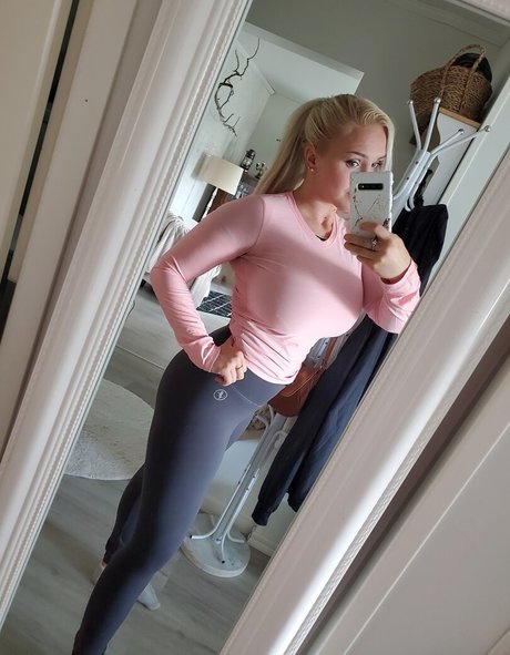 Emilia Linden nude star pictures