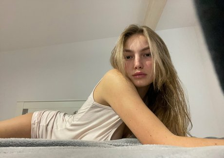 Naomi Reyners pornographic model pictures