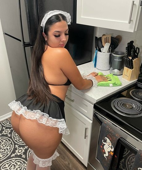 queenn elainee model best picture