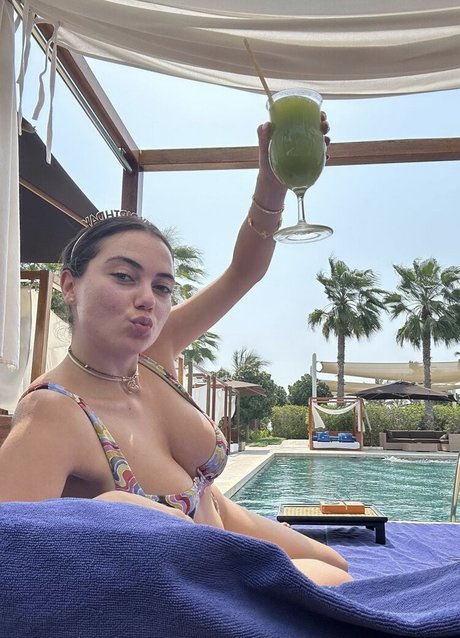 Yluna DeParis naked model image