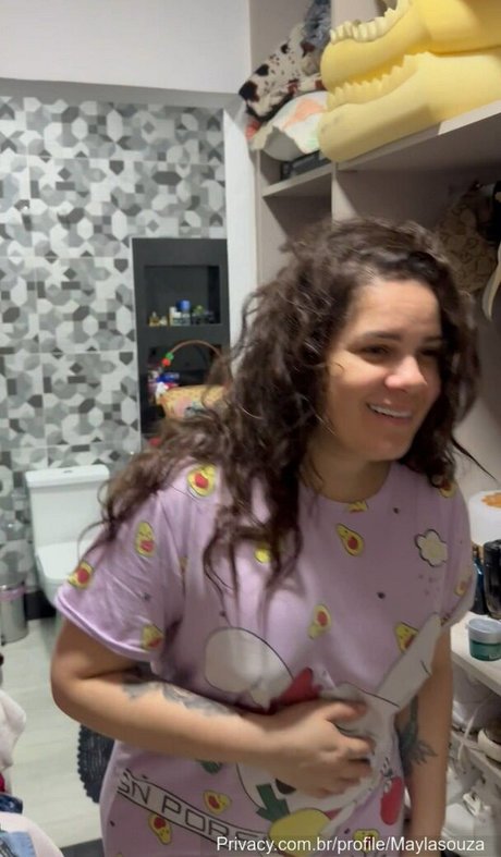 Mayla Souza pretty star photo