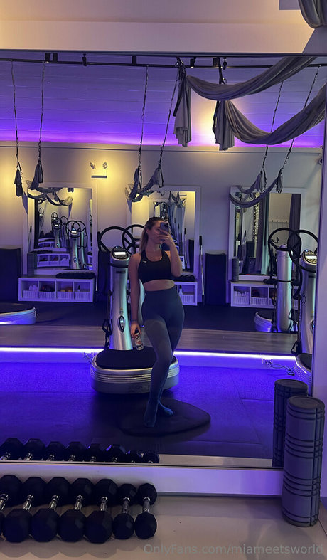 miameetsworld model naked photo