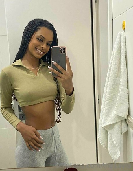 the1ayla naked model img