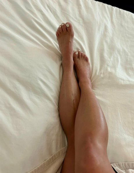 angelfootcakes naked model picture