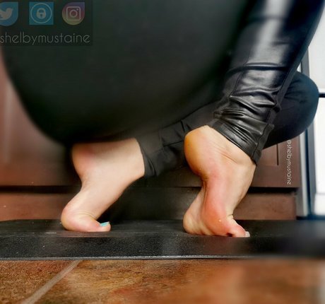 shelbymustaine sexy actress pic