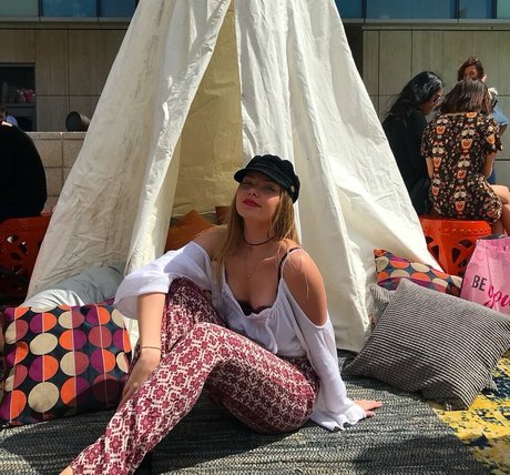 Emilia McCarthy free actress images