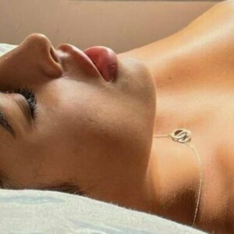 Vivendoatres nude model images