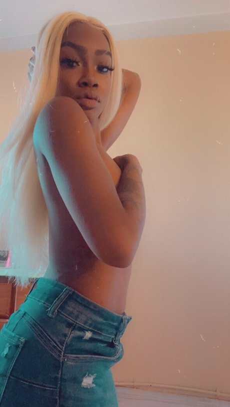 magickaltouch model nude pic