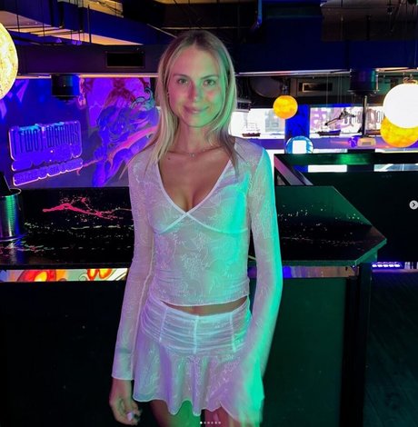 Sarah Lloyd model pretty pics