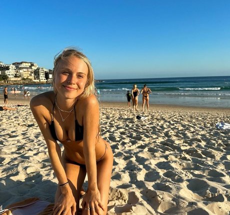 Sarah Lloyd nude model photo