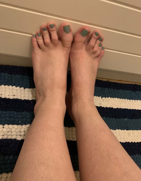 theselilpiggie6 art actress archive