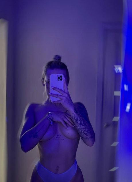 Arinawhynot exclusive star pic