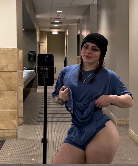 Ayshia Schisel model nude photo