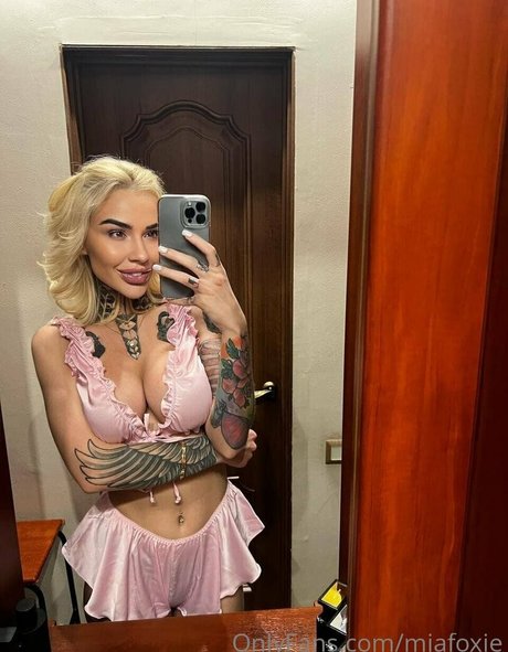 mia foxybae top model photo