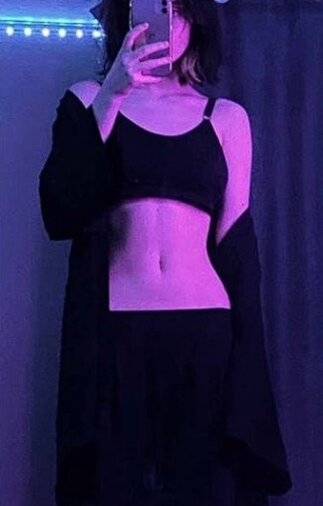 Guzelija naked model image