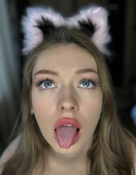 Teen Mia beautiful pornstar gallery