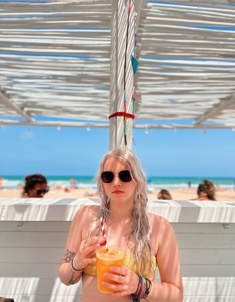 Larissa Zeeuwe sexy pornstar image