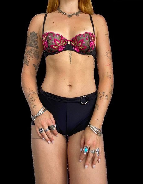 maaddielewis model erotic photo