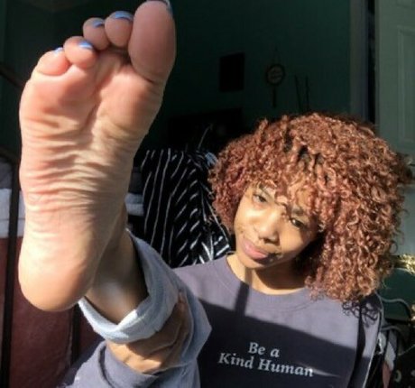 Sinister Simone star pornographic photos