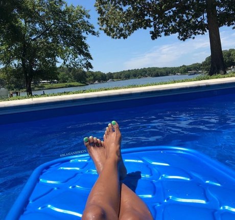 Sinister Simone model erotic images