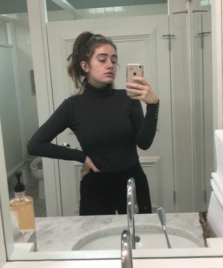 Rachel Sennott model art photo