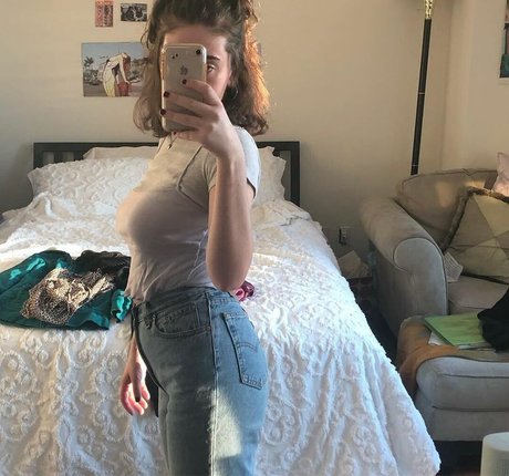 Rachel Sennott model nude pictures