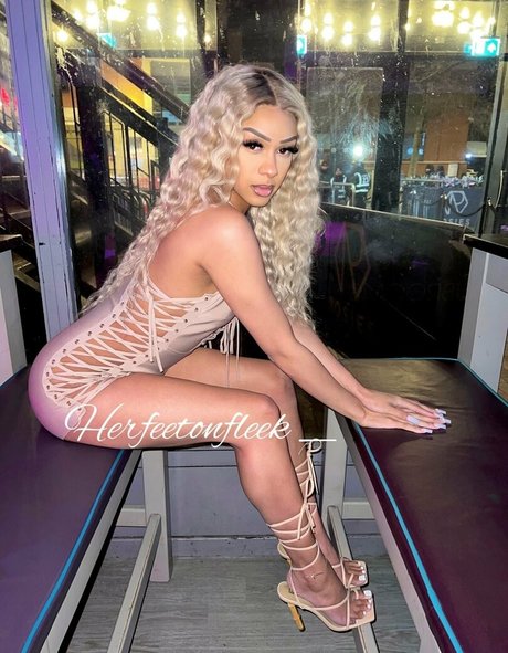 herfeetonfleek_ pornstar sexy images