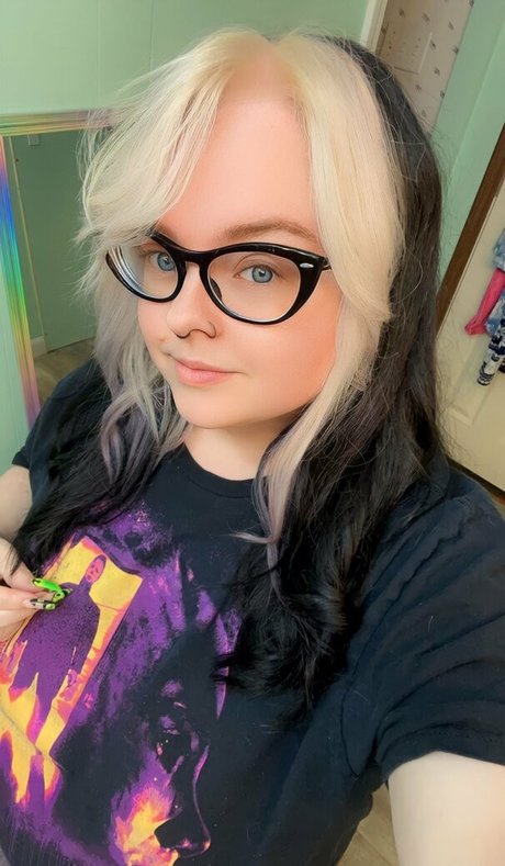 tinymortician89 erotic star image