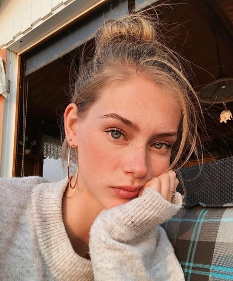 Lauren De Graaf star hot picture