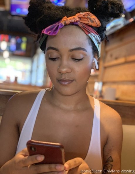 Iconic3ileen naked pornstar pictures