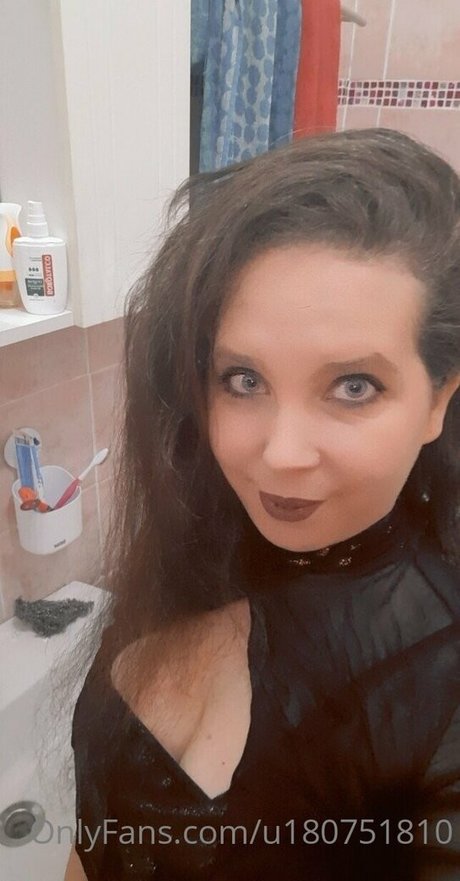 only queen84 model xxx picture