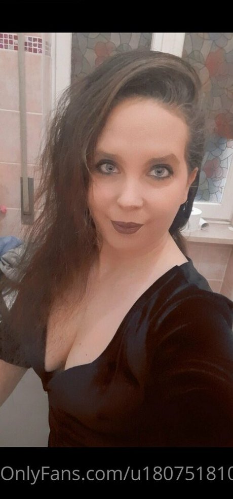 only queen84 naked model gallery