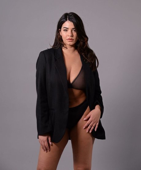 im notannaa model high quality images