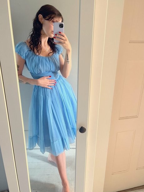 Faith King model nice picture