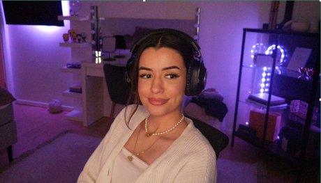 NoraExplorer hd pornstar image