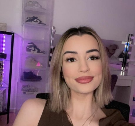 NoraExplorer sexy model image