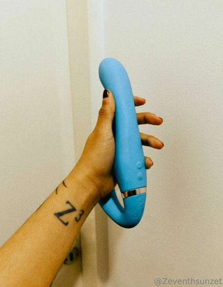 zeventhsunzet naked actress image