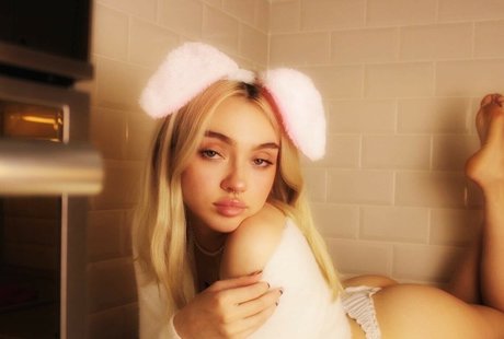 adelewilson__ star hot images