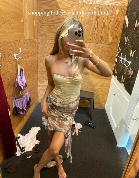 brat t erotic model image