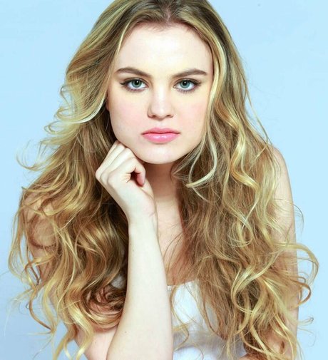 Zandi Holup beautiful actress photos