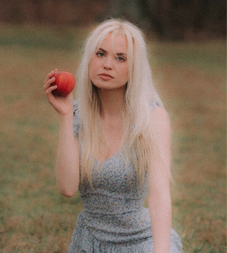 Zandi Holup nice model image