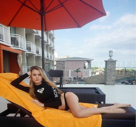 Zandi Holup model art galleries